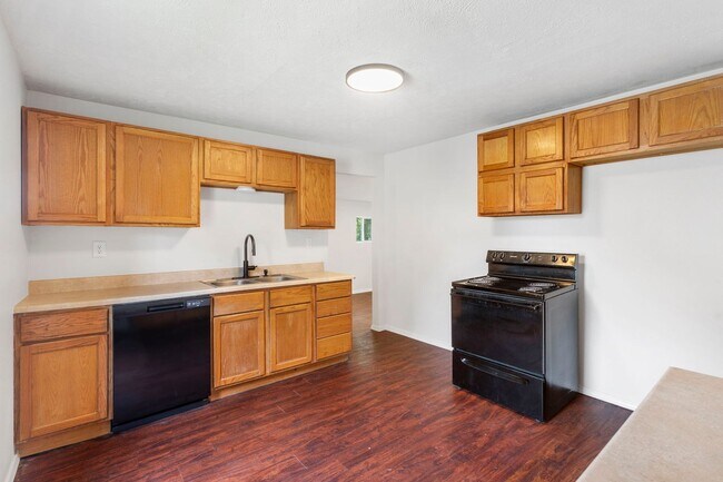 Building Photo - 3 bedroom | 2 bathroom | PETS WELCOME!