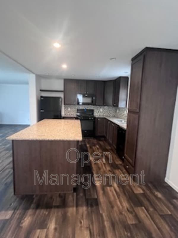 Building Photo - 511 E 1st St