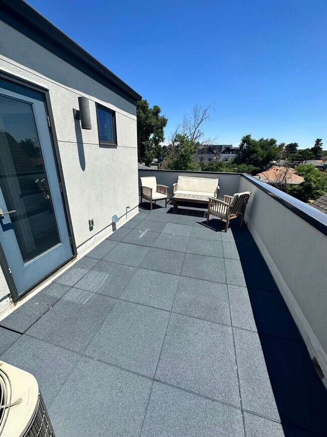 Building Photo - 2181 S Cherokee St