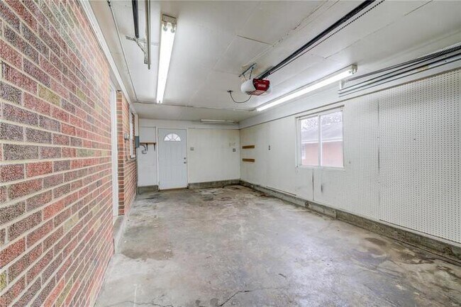 Building Photo - Fantastic 3bd/1.5ba home! Coming soon!