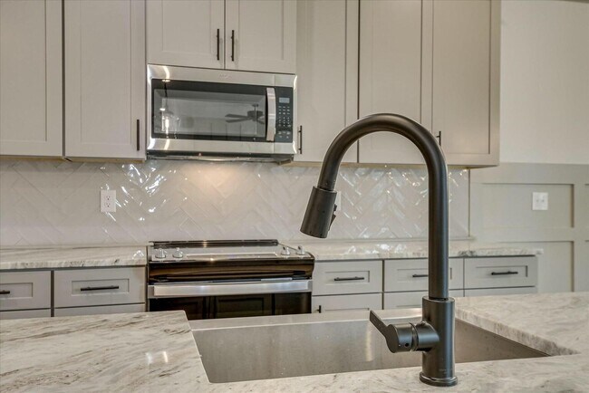 Building Photo - 2021 Warbler Dr