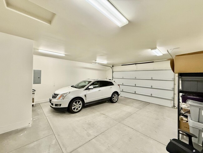 Building Photo - 1330 W Ridgeview Dr