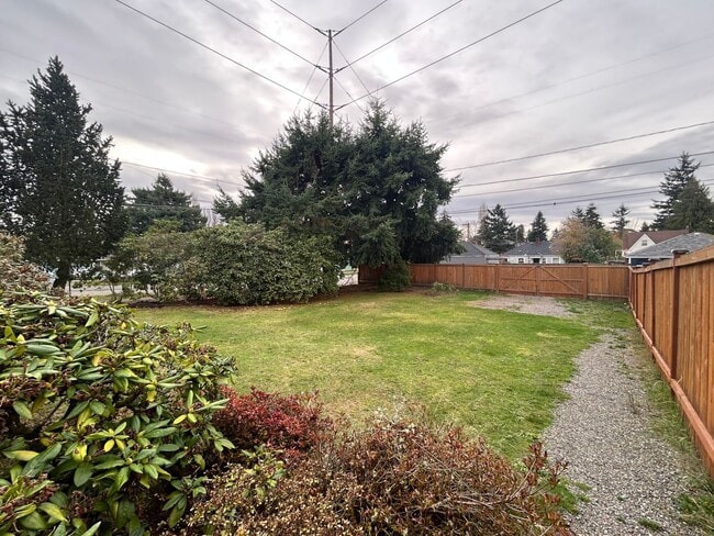 Building Photo - Great 3 bedroom 1.75 bath House in Tacoma with large backyard!