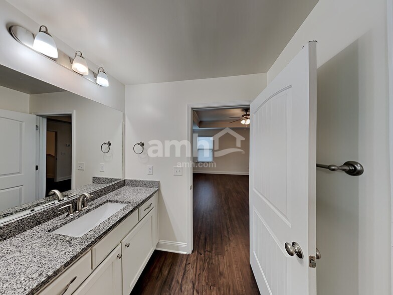 Building Photo - 1712 Weatherbrook Cir