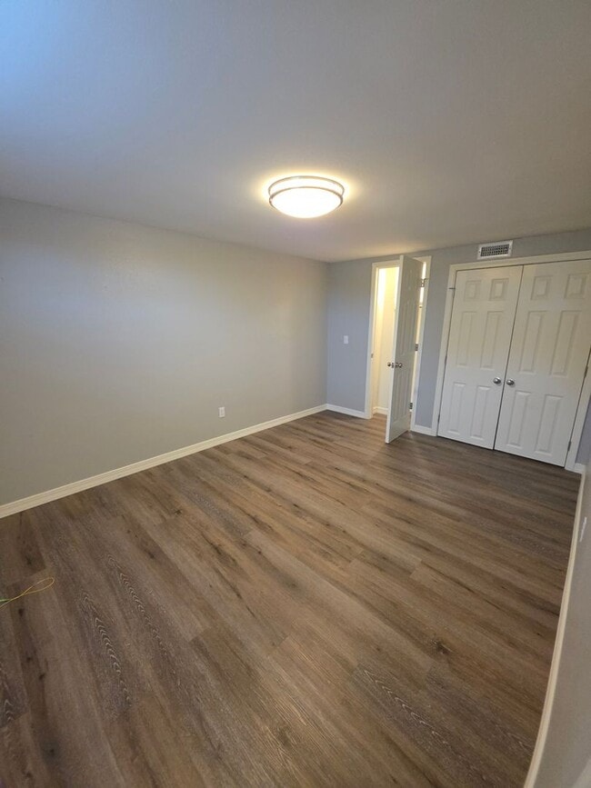 Building Photo - 709 W 13th St