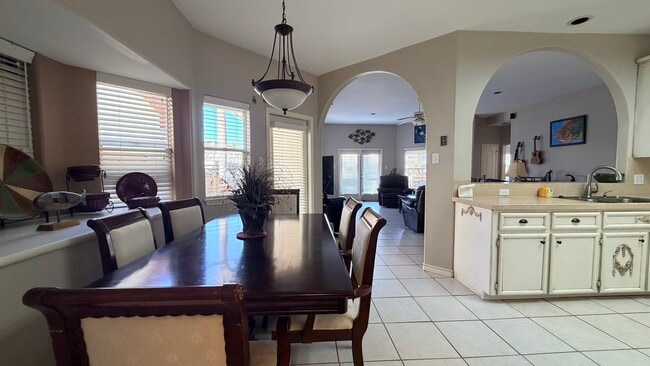 Building Photo - 13806 Primavera Dr