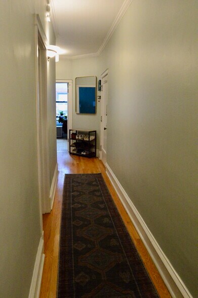 Building Photo - 828 W Lakeside Pl