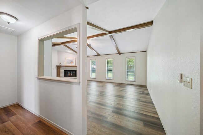 Building Photo - Spacious Single Story 4 Room Home + Sunroo...