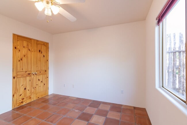 Building Photo - Cute Single Family Home Available now!