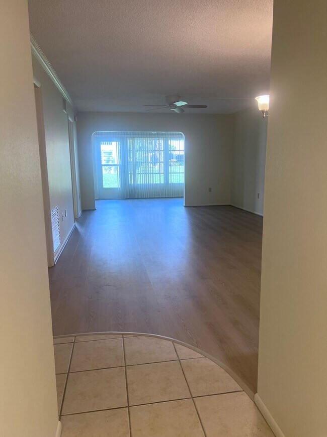 Building Photo - New Listing!