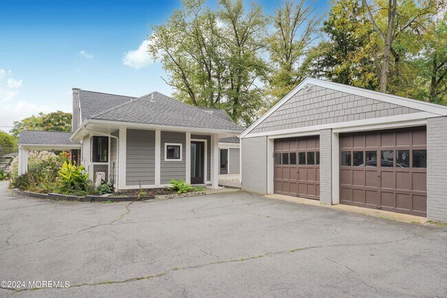Building Photo - 828 Kingston Terrace
