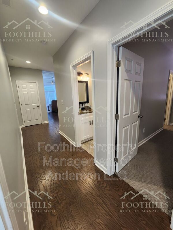 Building Photo - 214 N Main St