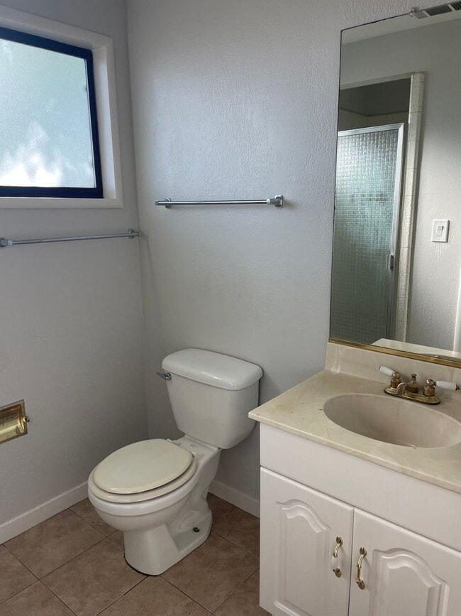 Building Photo - Great house of 4 rooms and 2 bath