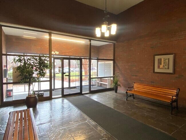 Building Photo - 575 Broad St