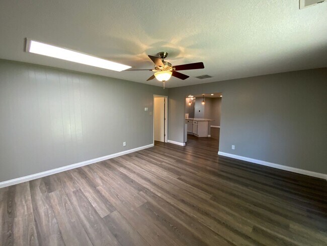 Building Photo - 3 Bedroom Single Story Home Available Near Louisiana Blvd NE & Candelaria Rd NE!