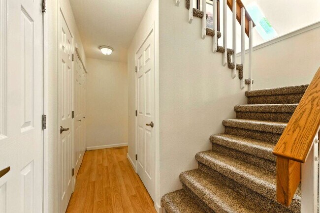 Building Photo - Gorgeous 3 Bed 2.5 Bath Townhome in Littleton!