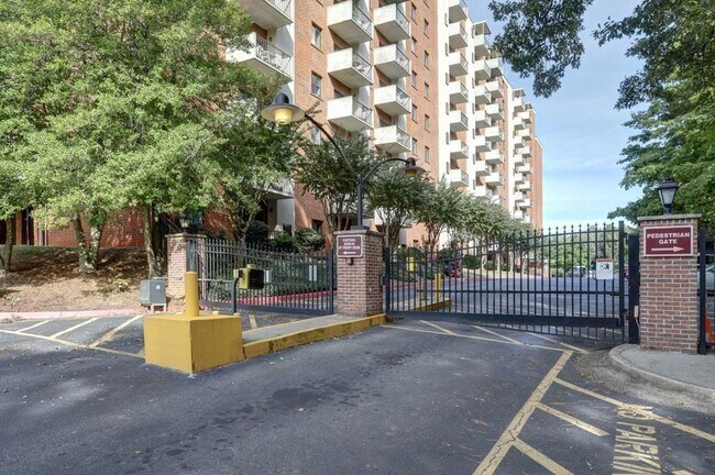 Building Photo - 300 Johnson Ferry Rd