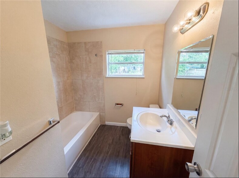 Building Photo - 702 S Solandra Dr