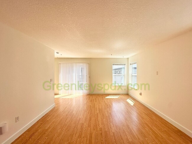 Building Photo - 1-Bedroom Townhouse in St. John's with Bon...