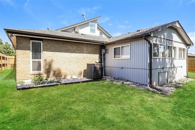 Building Photo - 8829 Parkridge Dr