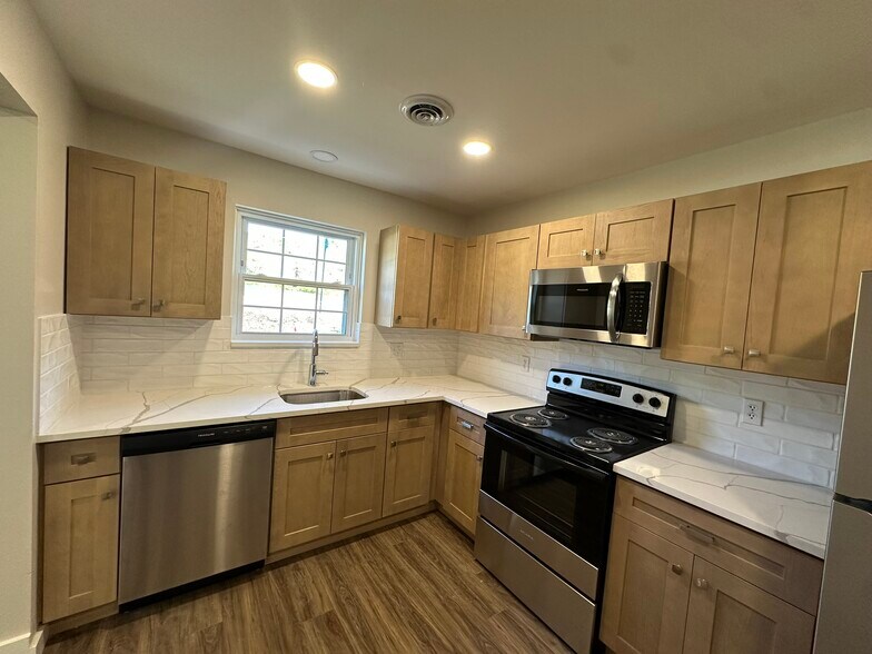 Building Photo - B8 Alpine Ct