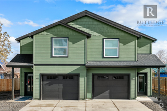 Building Photo - 3 Bed/2.5 Bath Townhome in Medford