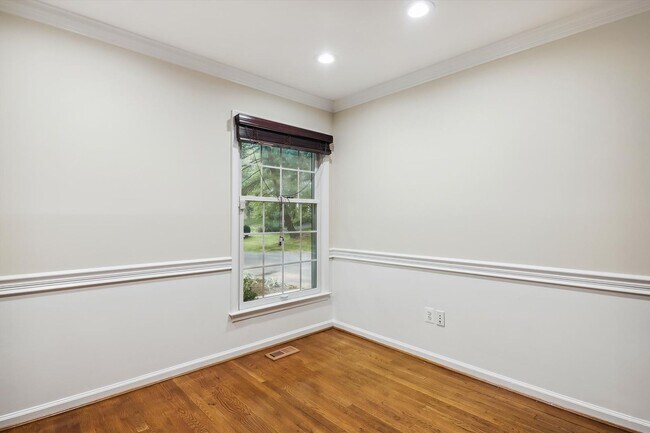 Building Photo - 5 BR 4.5 BA home with inground heated pool and extensive hardscape!