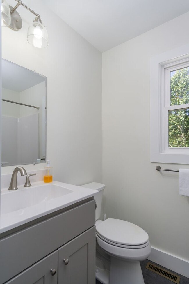 Building Photo - Candler Rental!