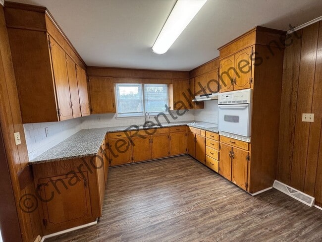 Building Photo - Brick ranch with brick workshop