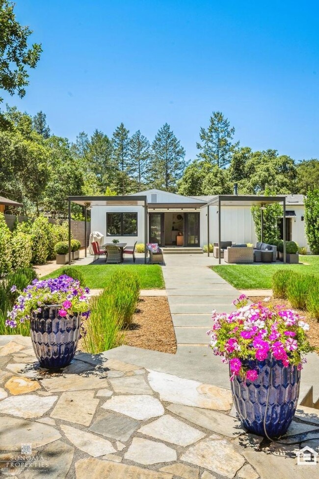 Building Photo - 3 Bedroom Exquisitely Furnished Home