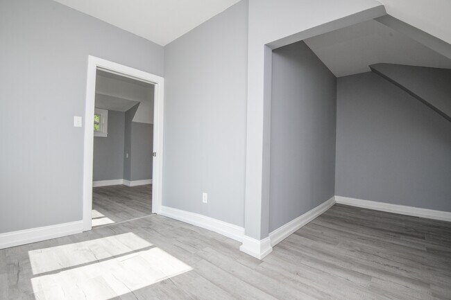 Building Photo - 117 E Glenwood Ave