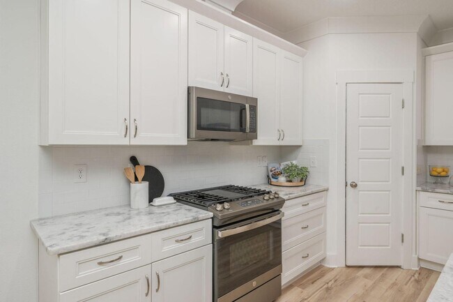 Building Photo - 667 Red Fern Rd