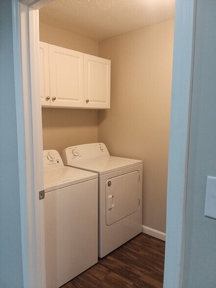 Laundry room with washer & dryer - 532 N Arlington St