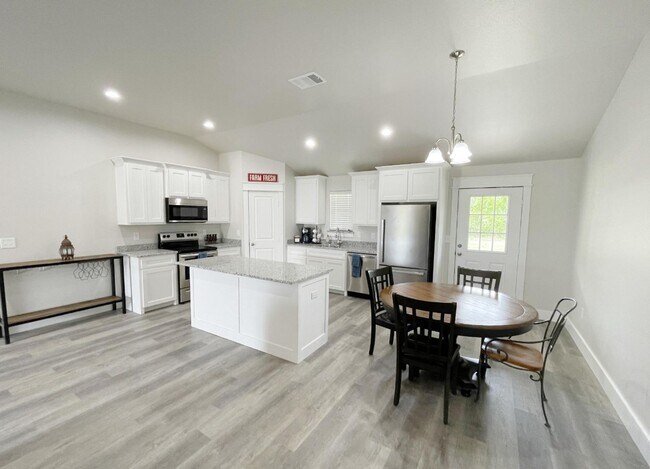 Building Photo - Cozy 4bd 2ba near Choctaw Casino