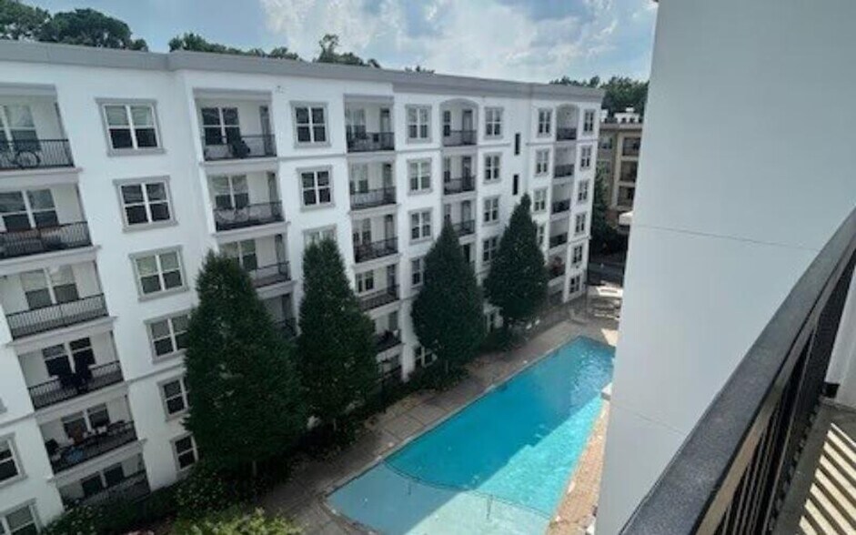 Building Photo - 705 Town Blvd