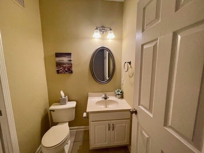 Building Photo - PRICE REDUCTION!!!  LOVELY 2 BEDROOM CONDO...