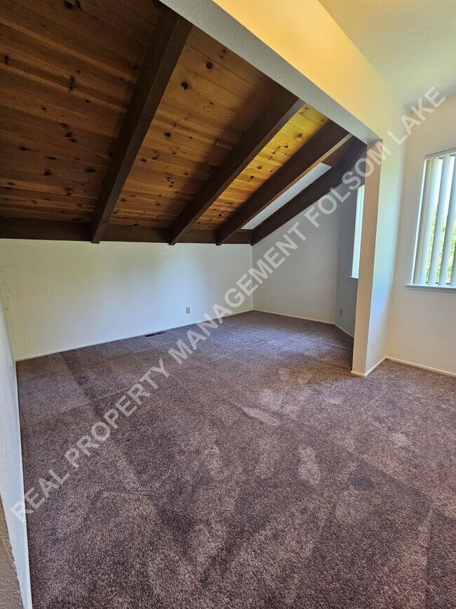 Building Photo - Spacious 3 bedroom 2.5 bath in South Davis
