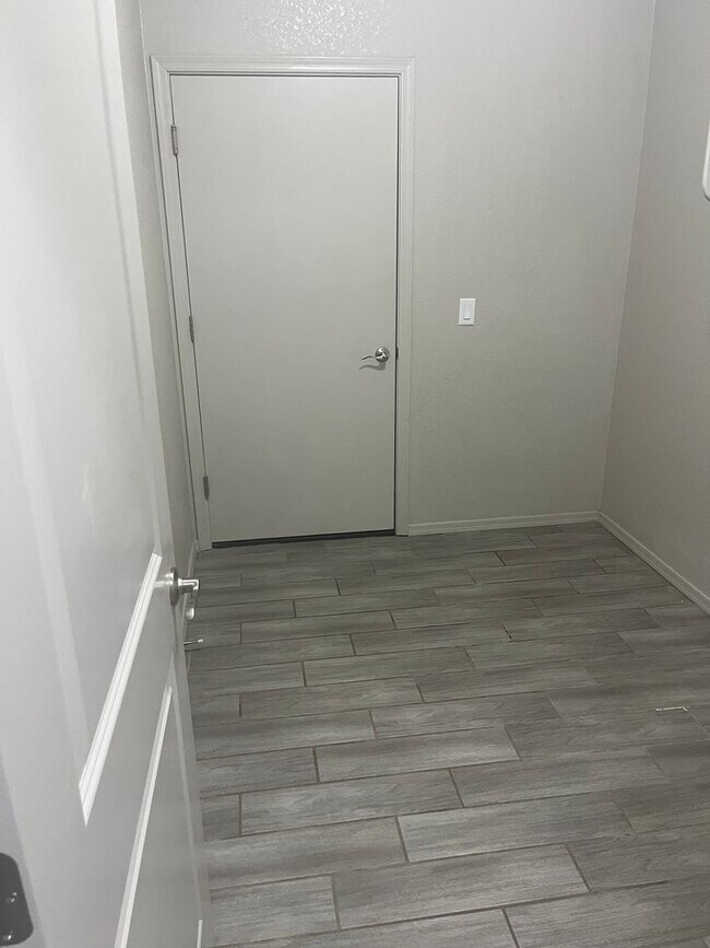 Building Photo - Beautiful Like New 4 Bedroom 3 Bathroom ho...