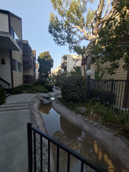 Building Photo - 5950 Canterbury Dr