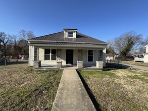 Building Photo - 122 N Vine St