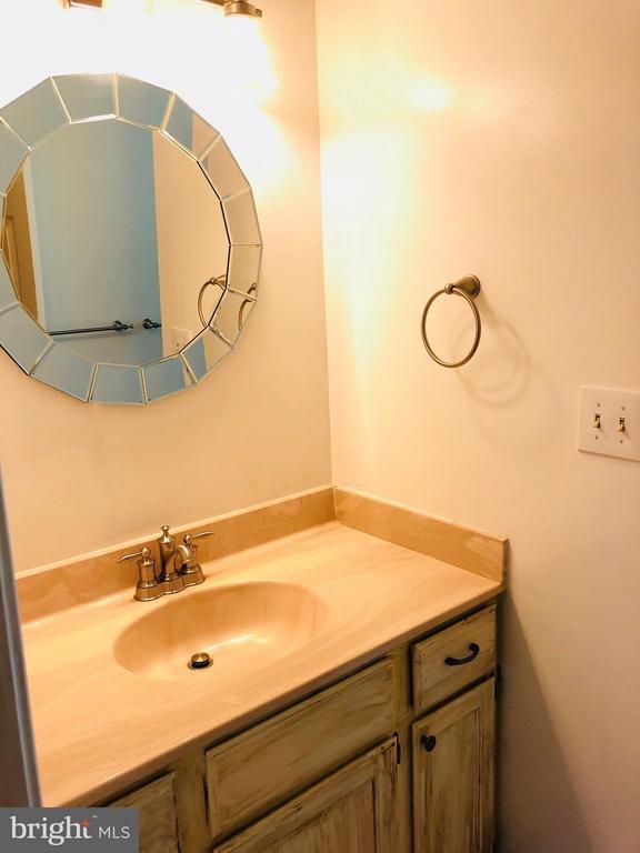 Building Photo - 2021 State Room Dr