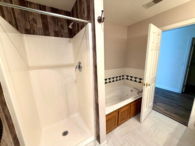 Building Photo - 100 Fairway Hill