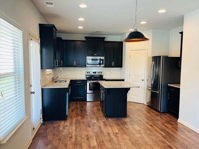 Building Photo - Wow! Check out this charming 3 bedroom 2.5 bathroom home in Newnan!