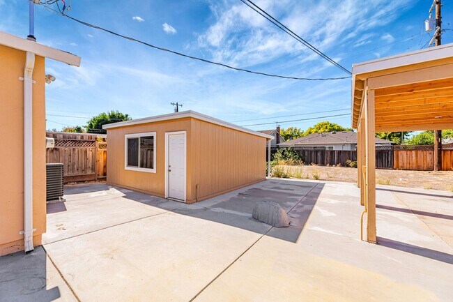 Building Photo - 2125 Walnut Grove Ave