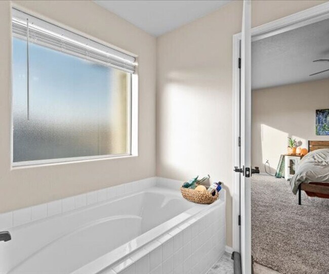 Building Photo - Modern 4-Bedroom Home in Desirable Promontory Neighborhood - Pet Friendly