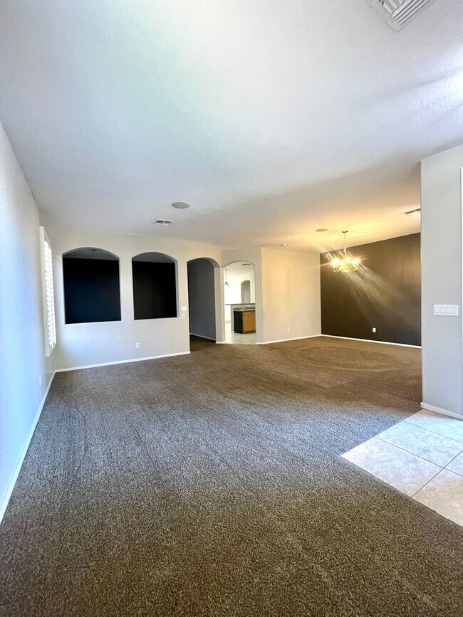 Building Photo - Lovely Single level with 4 Bed ,2 Bath and 3 Car Garage!