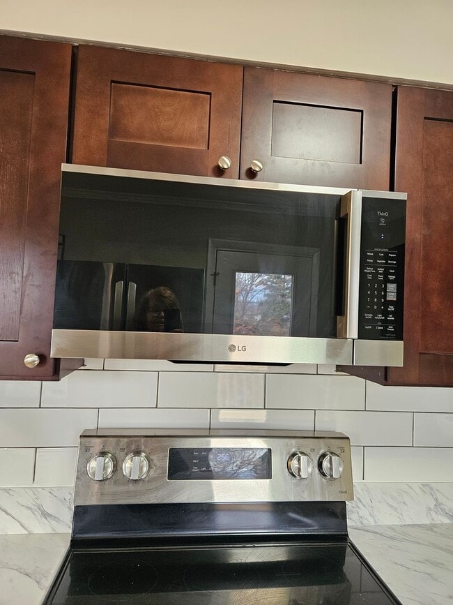 Building Photo - Spacious Bi-level home in New Albany