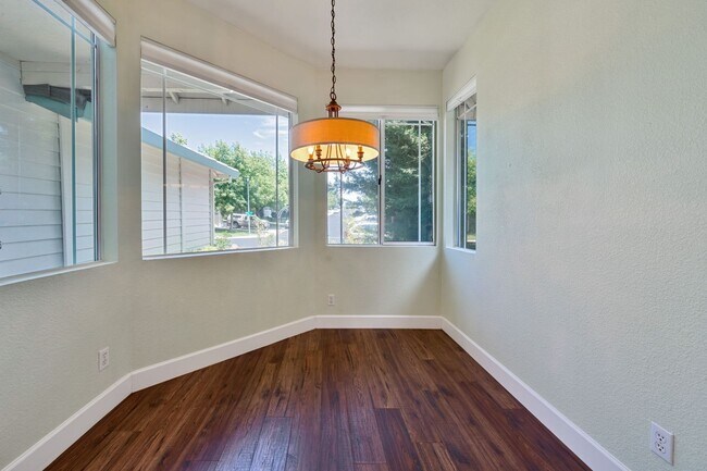 Building Photo - Charming 3-Bed Home in Prime Folsom Locati...
