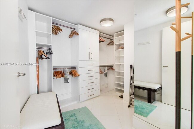 Building Photo - 200 Biscayne Blvd Way
