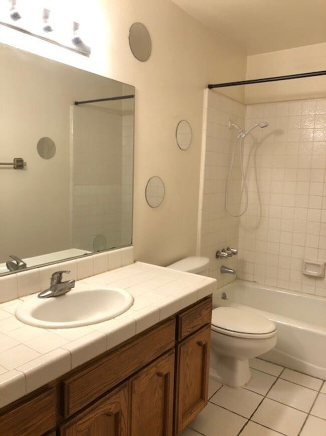 Building Photo - Los Caballeros #224